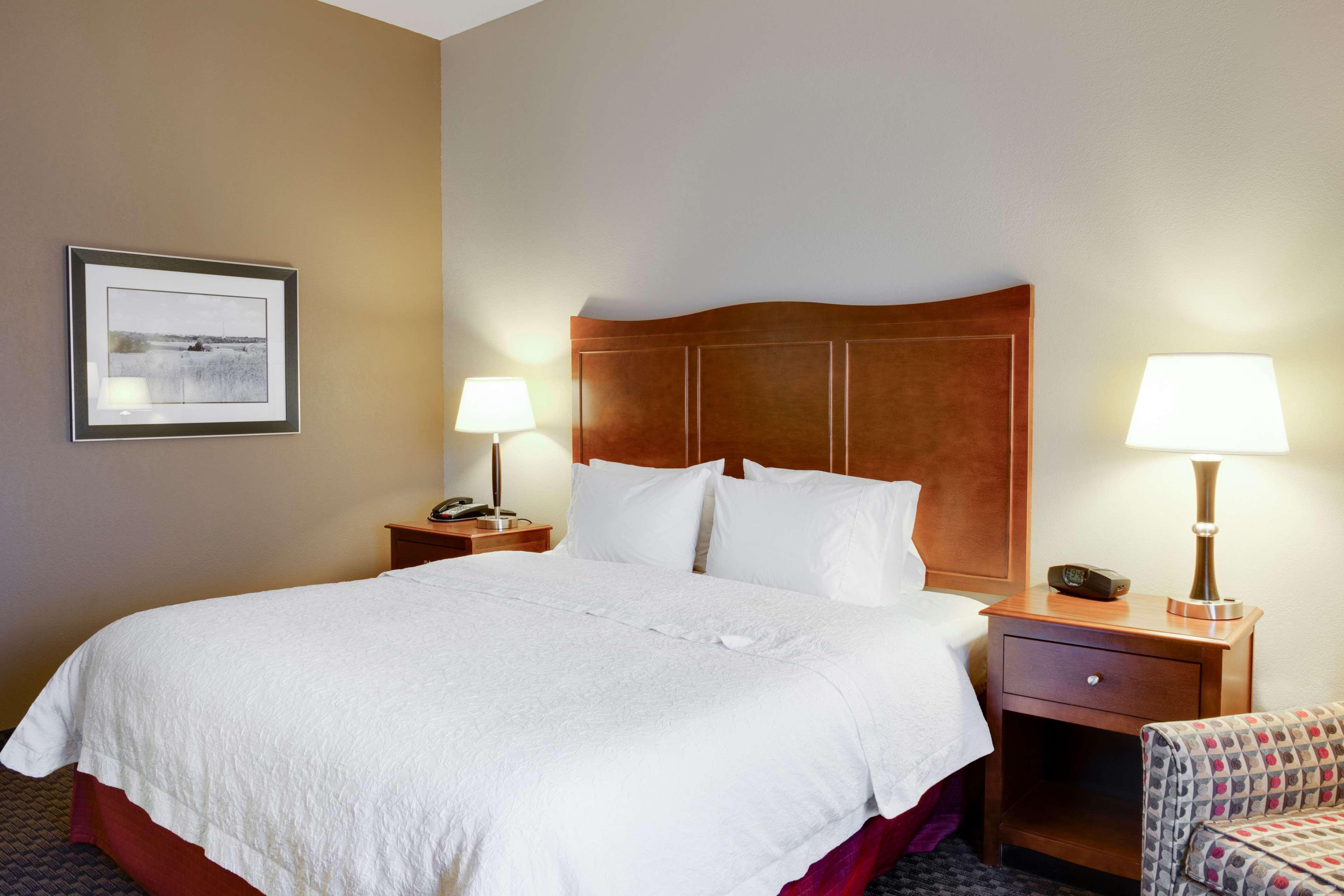 Hampton Inn Чикаша Екстериор снимка