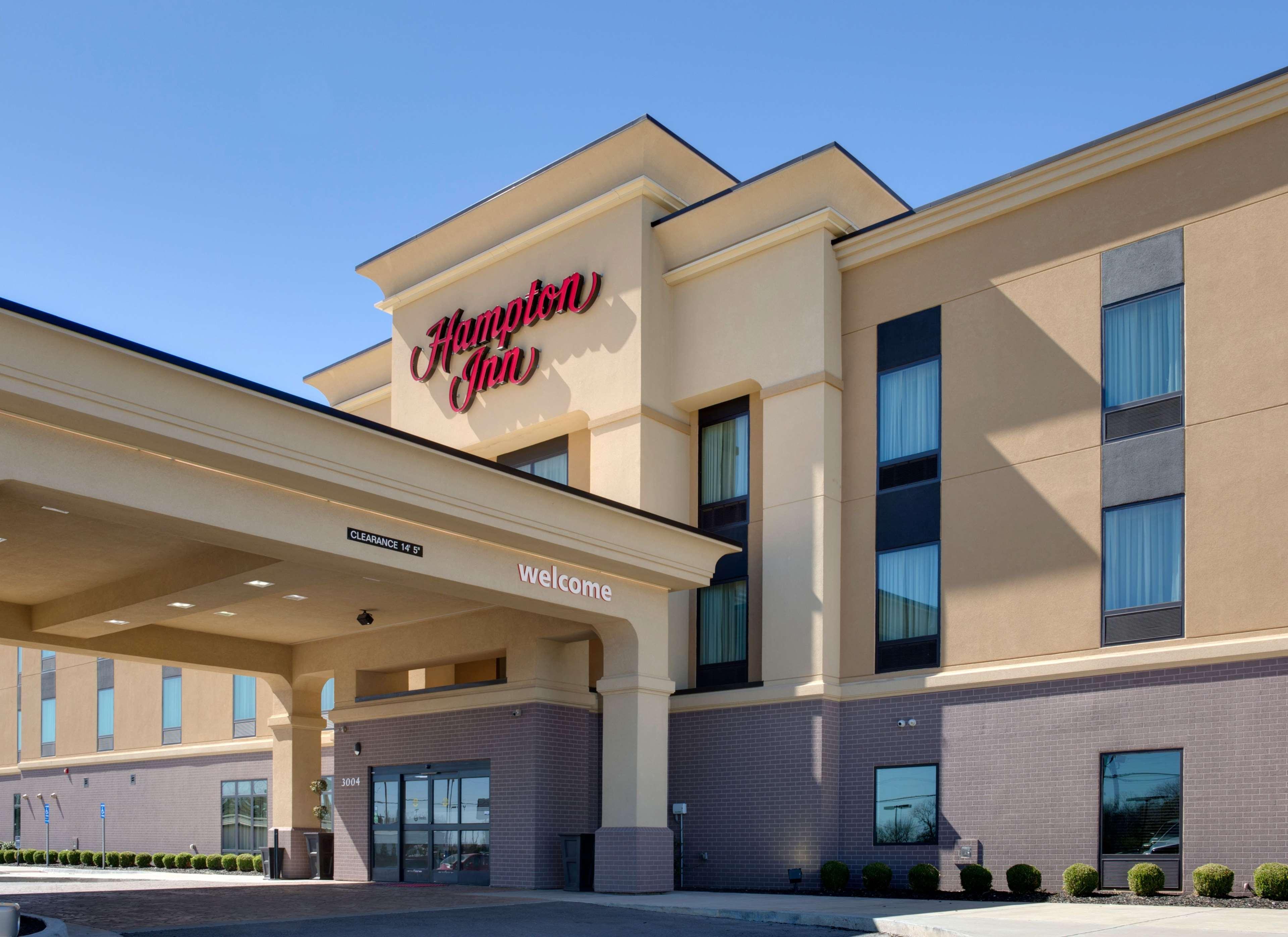 Hampton Inn Чикаша Екстериор снимка