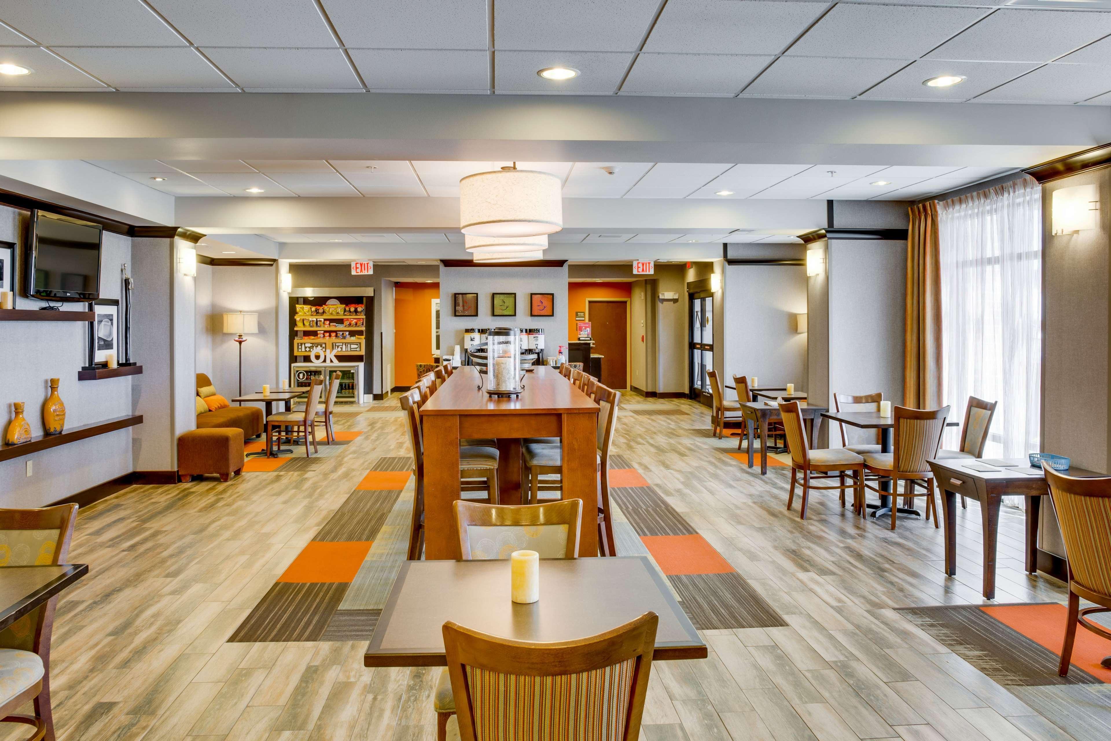 Hampton Inn Чикаша Екстериор снимка