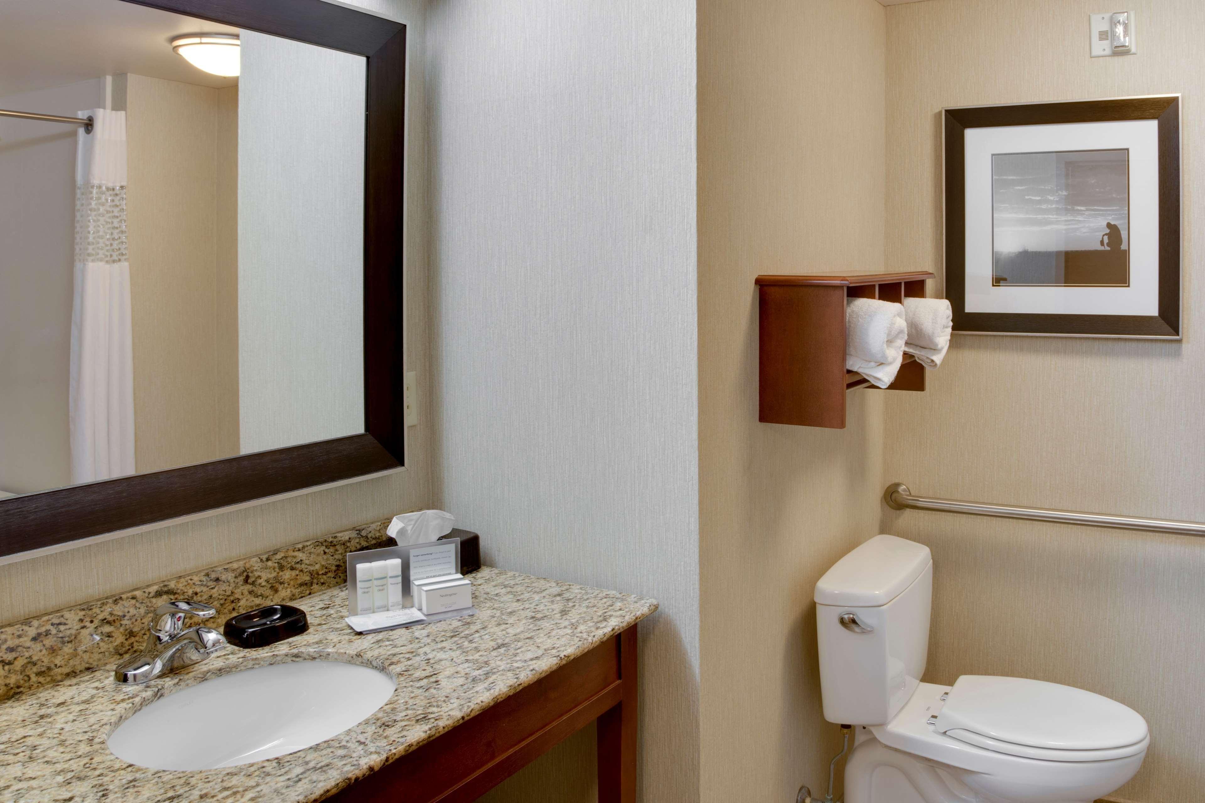 Hampton Inn Чикаша Екстериор снимка