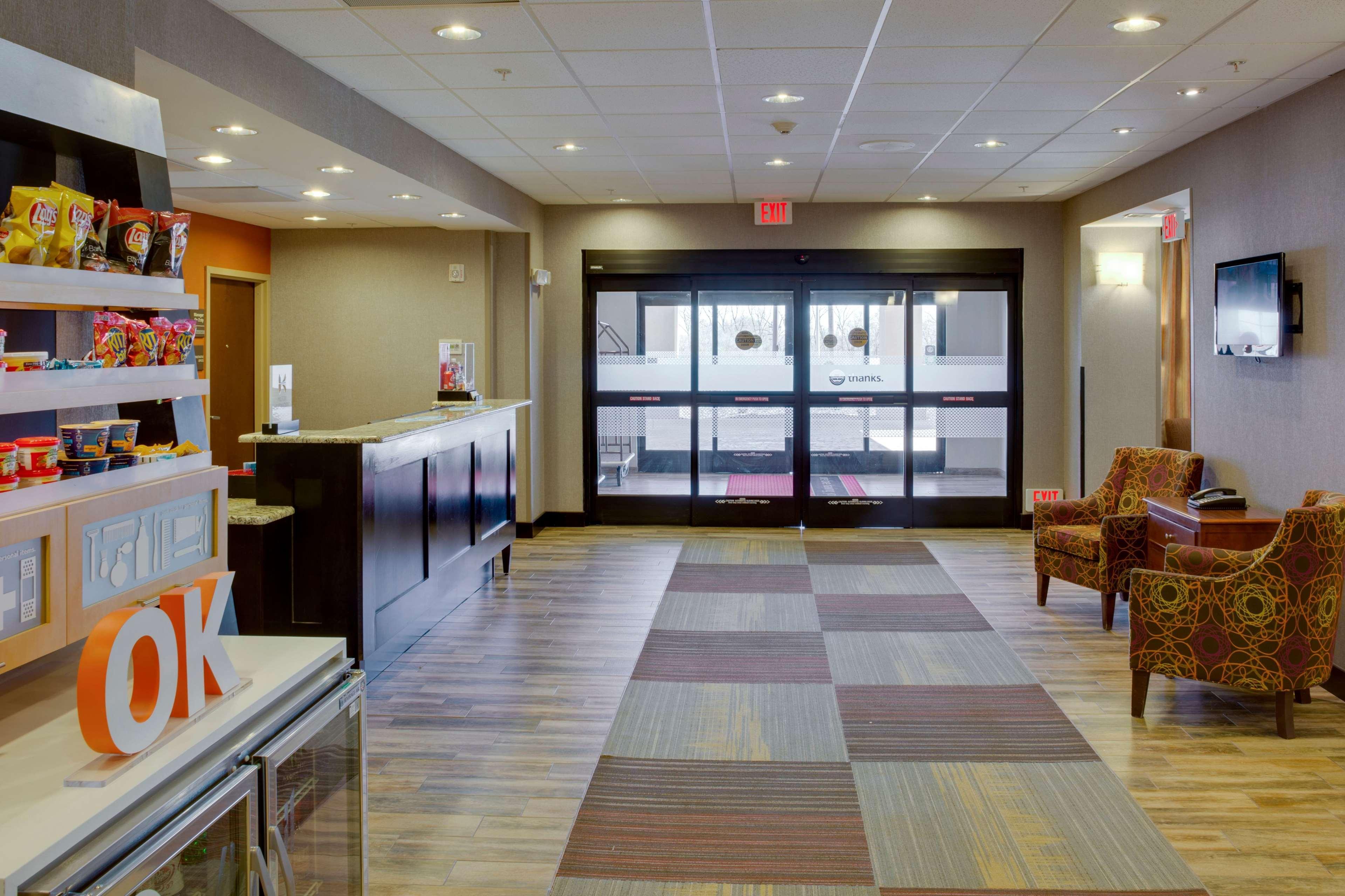Hampton Inn Чикаша Екстериор снимка