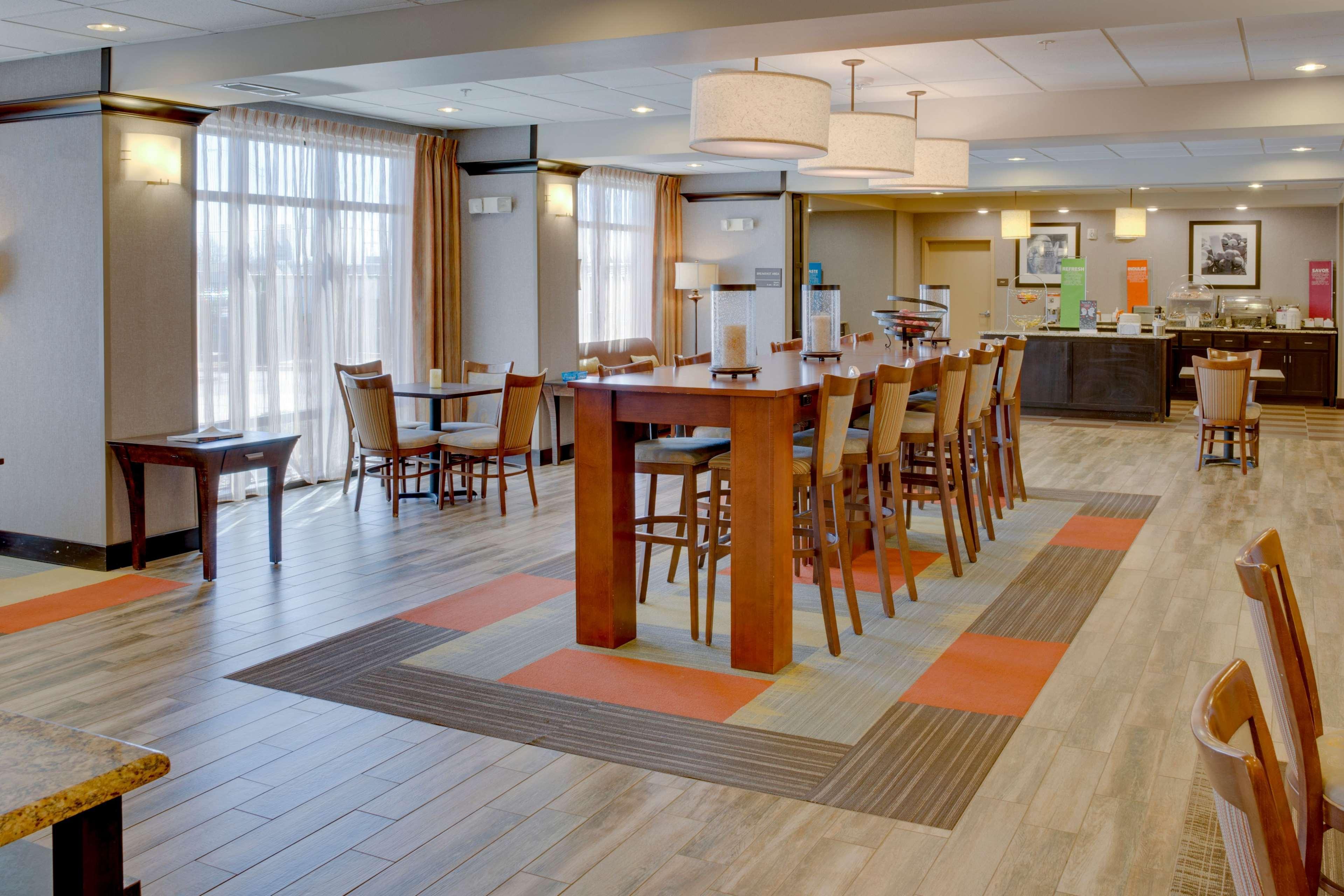 Hampton Inn Чикаша Екстериор снимка