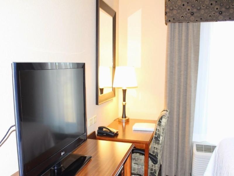 Hampton Inn Чикаша Екстериор снимка