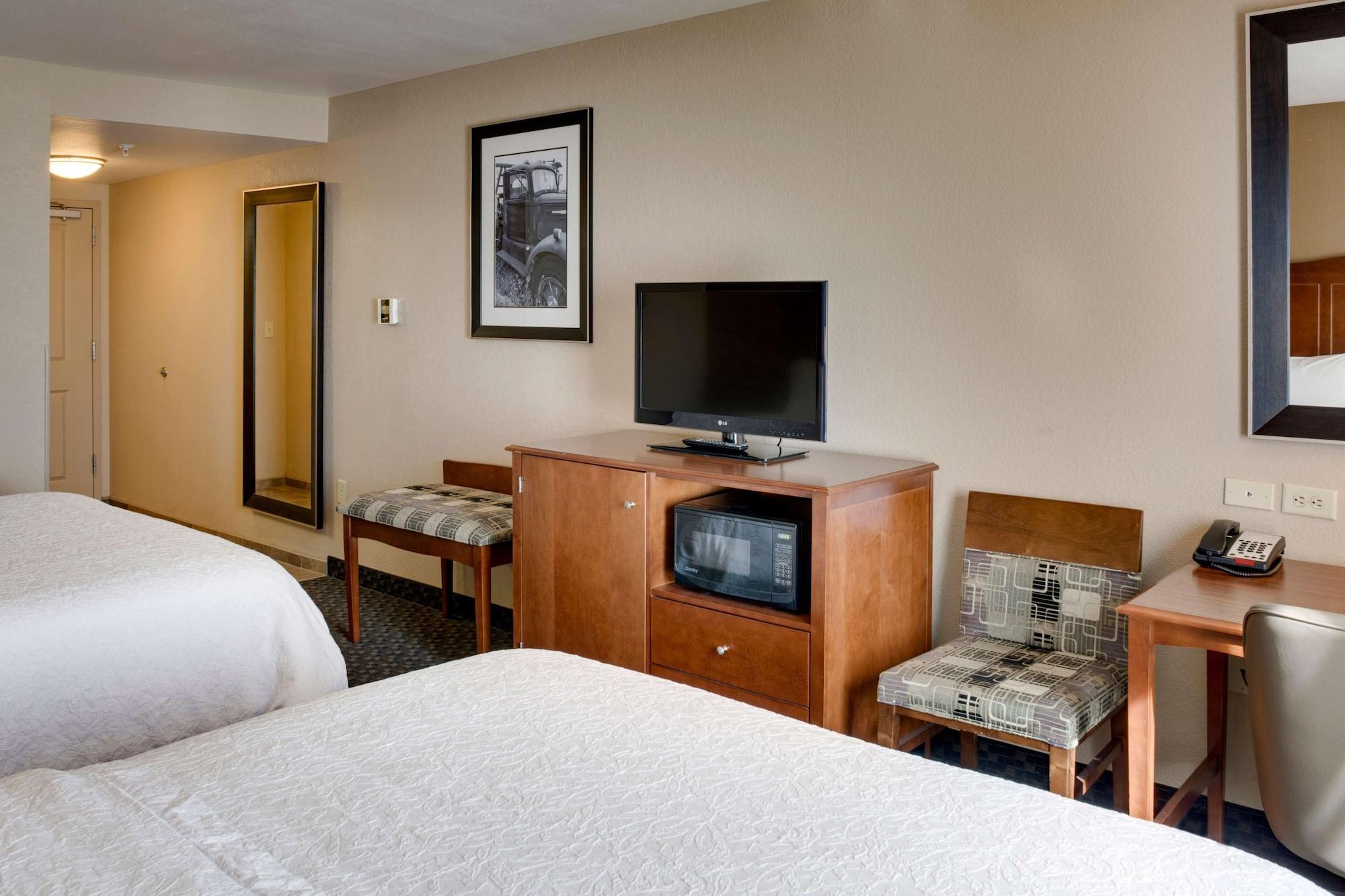 Hampton Inn Чикаша Екстериор снимка