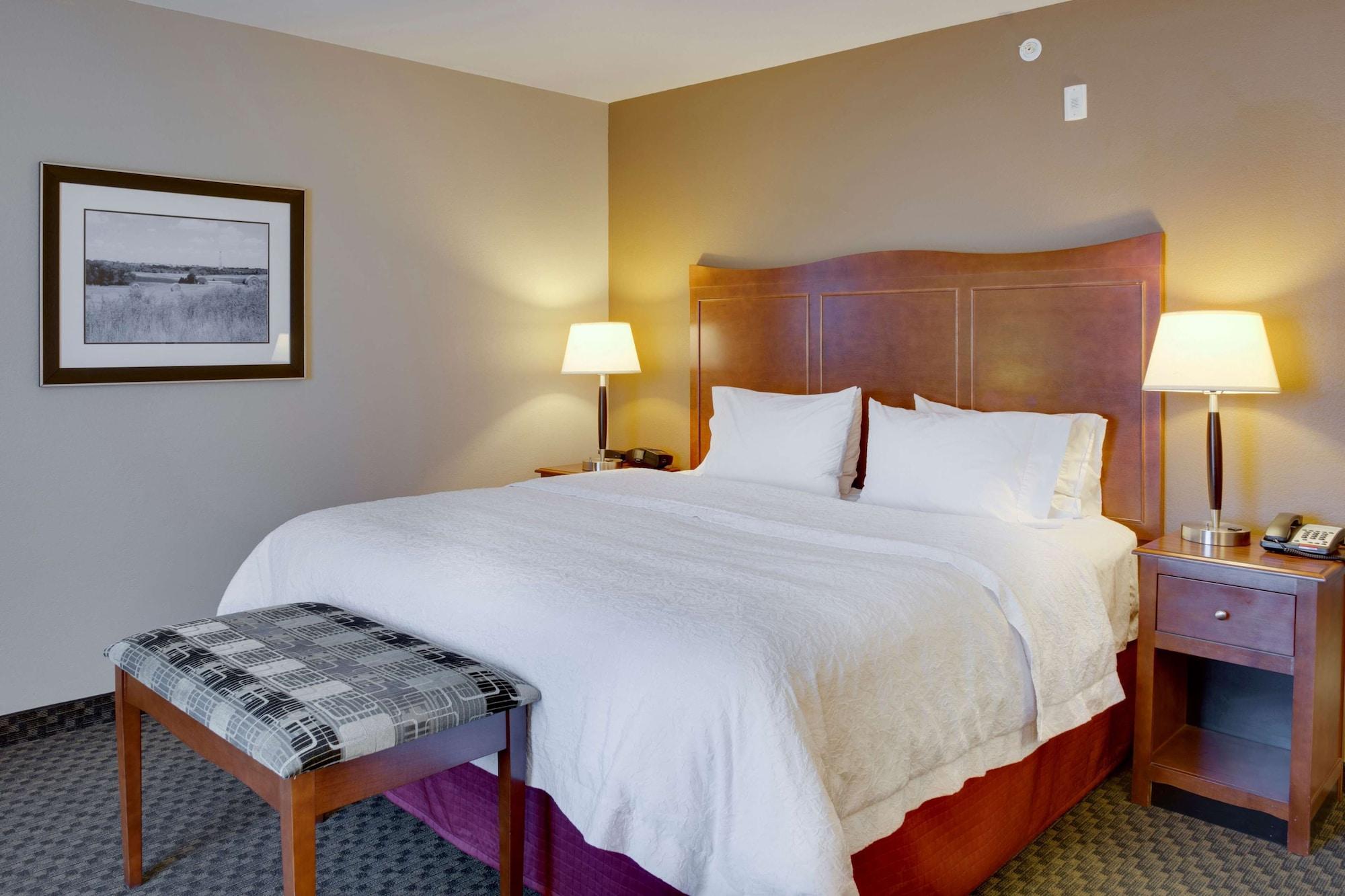 Hampton Inn Чикаша Екстериор снимка