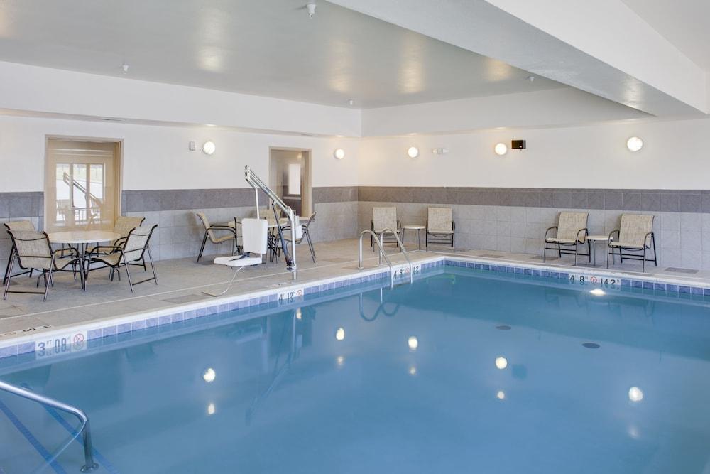 Hampton Inn Чикаша Екстериор снимка