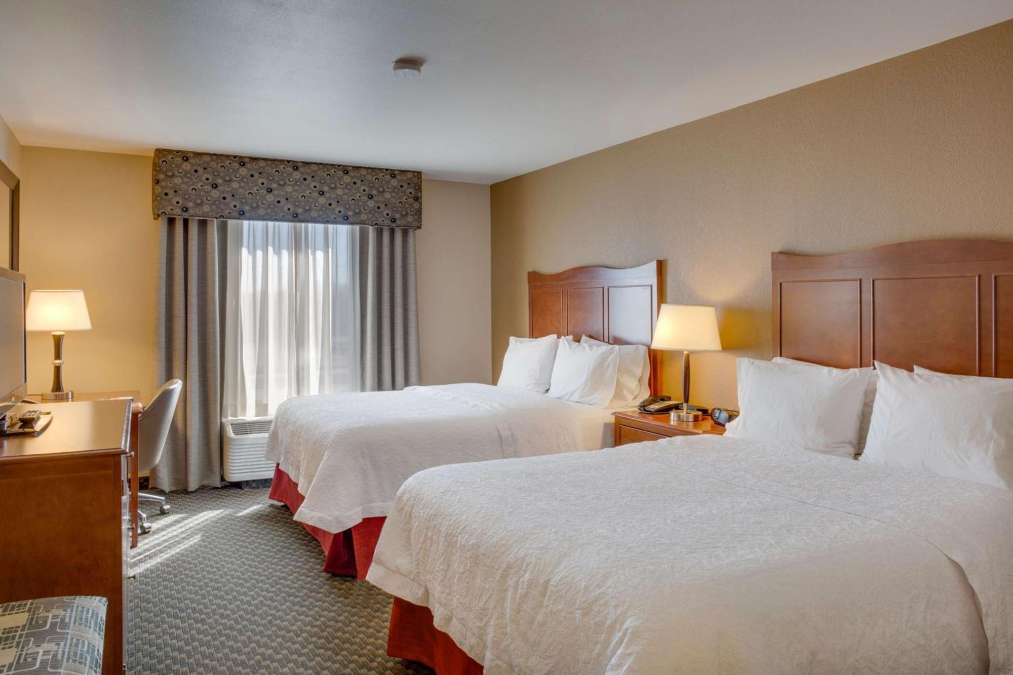 Hampton Inn Чикаша Екстериор снимка