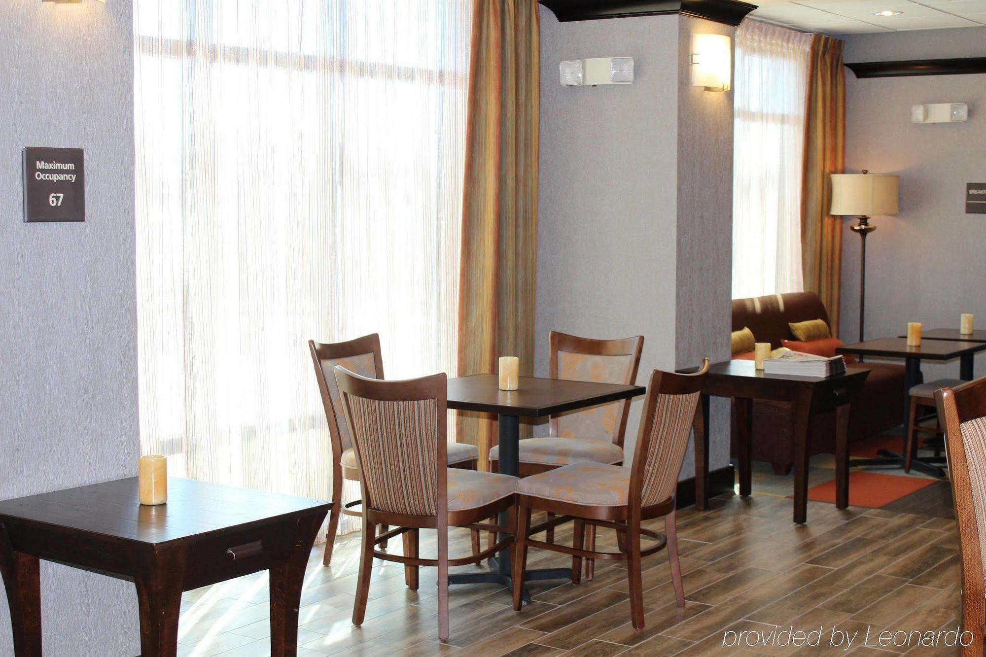 Hampton Inn Чикаша Екстериор снимка