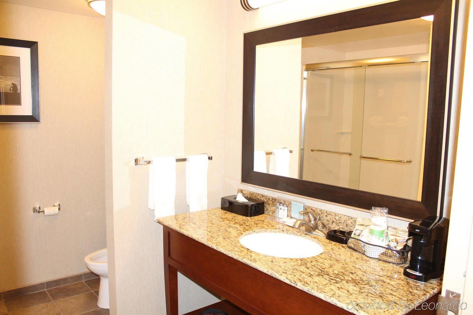 Hampton Inn Чикаша Екстериор снимка