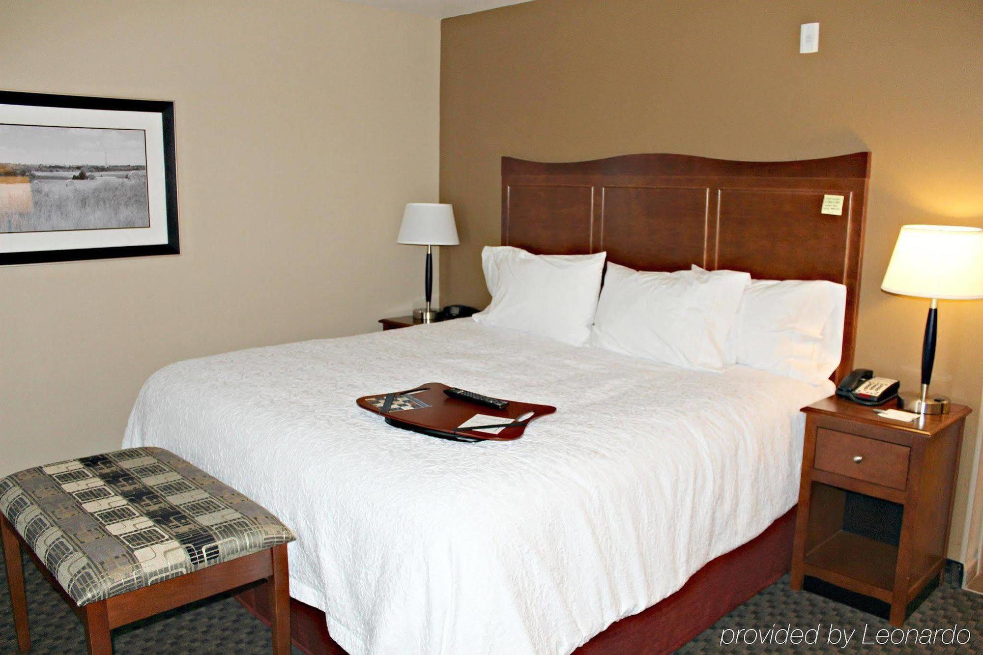 Hampton Inn Чикаша Екстериор снимка