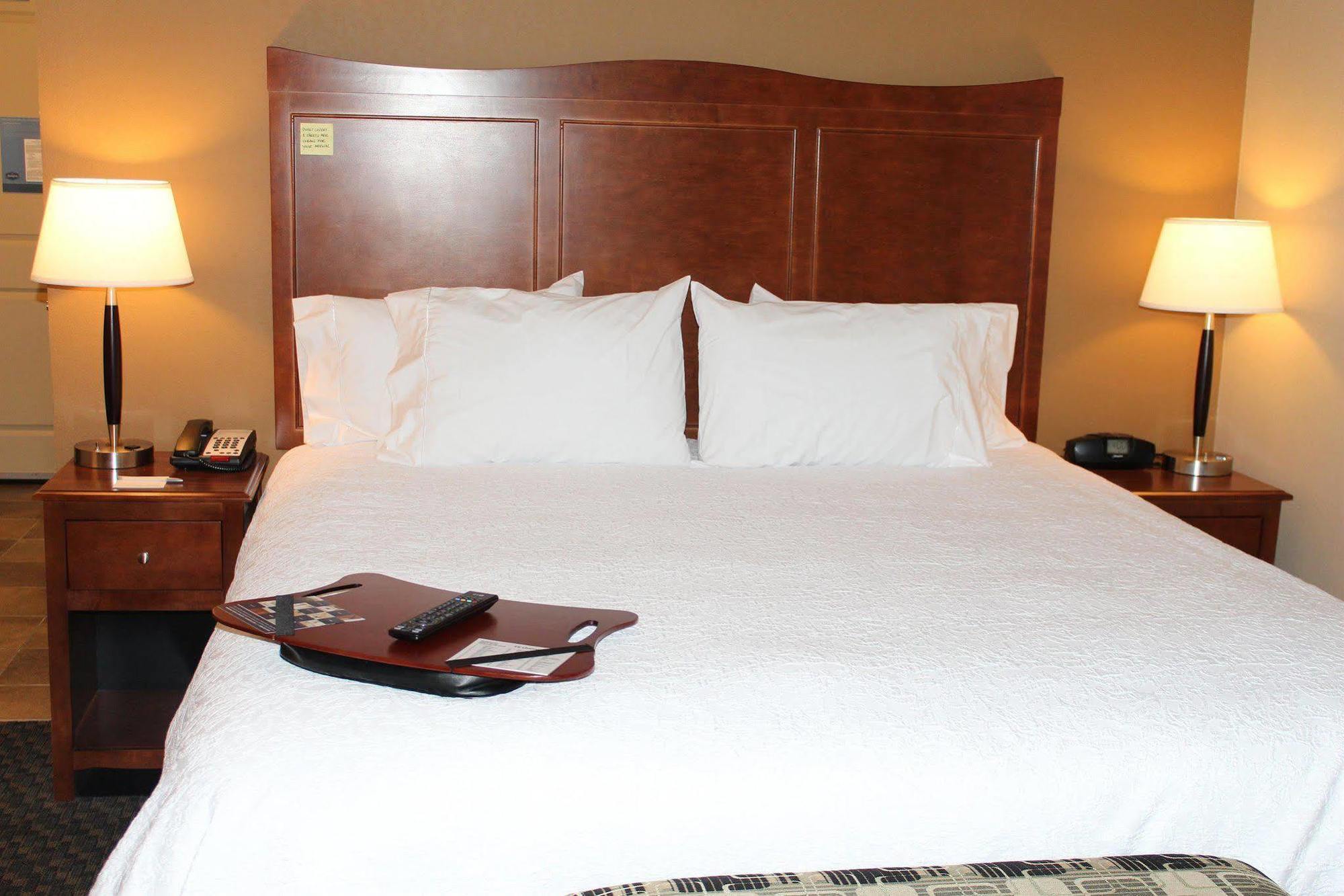 Hampton Inn Чикаша Екстериор снимка